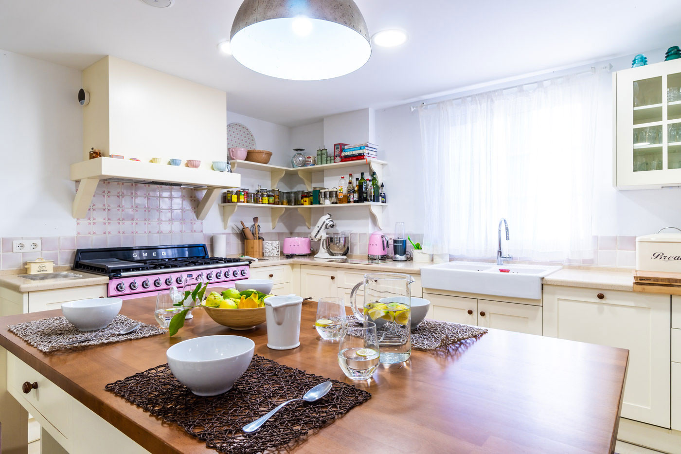 Desayuno en la cocina bien equipada